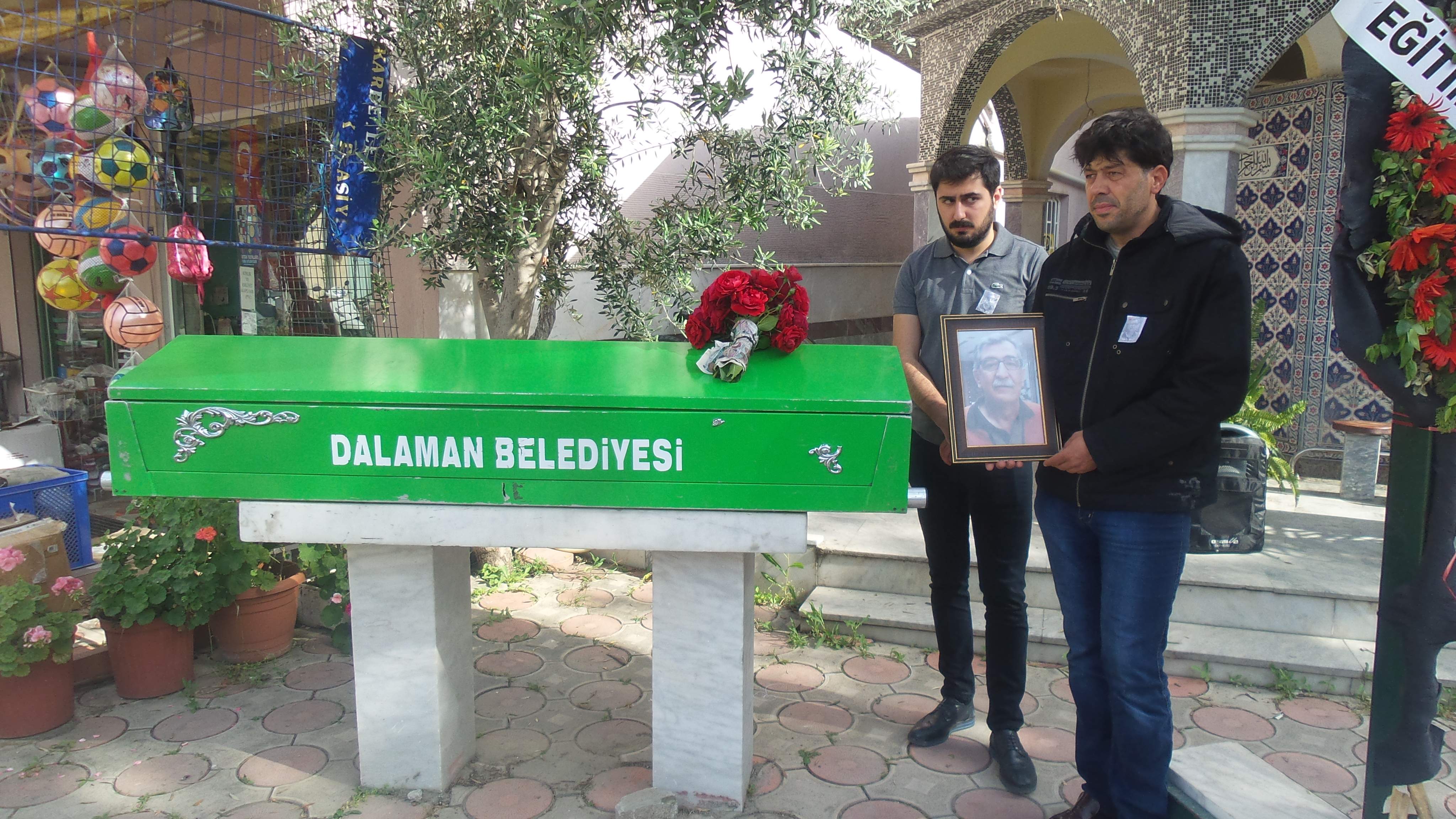SEVİLEN EDEBİYAT ÖĞRETMENİ GÖZYAŞLARI İLE TOPRAĞA VERİLDİ