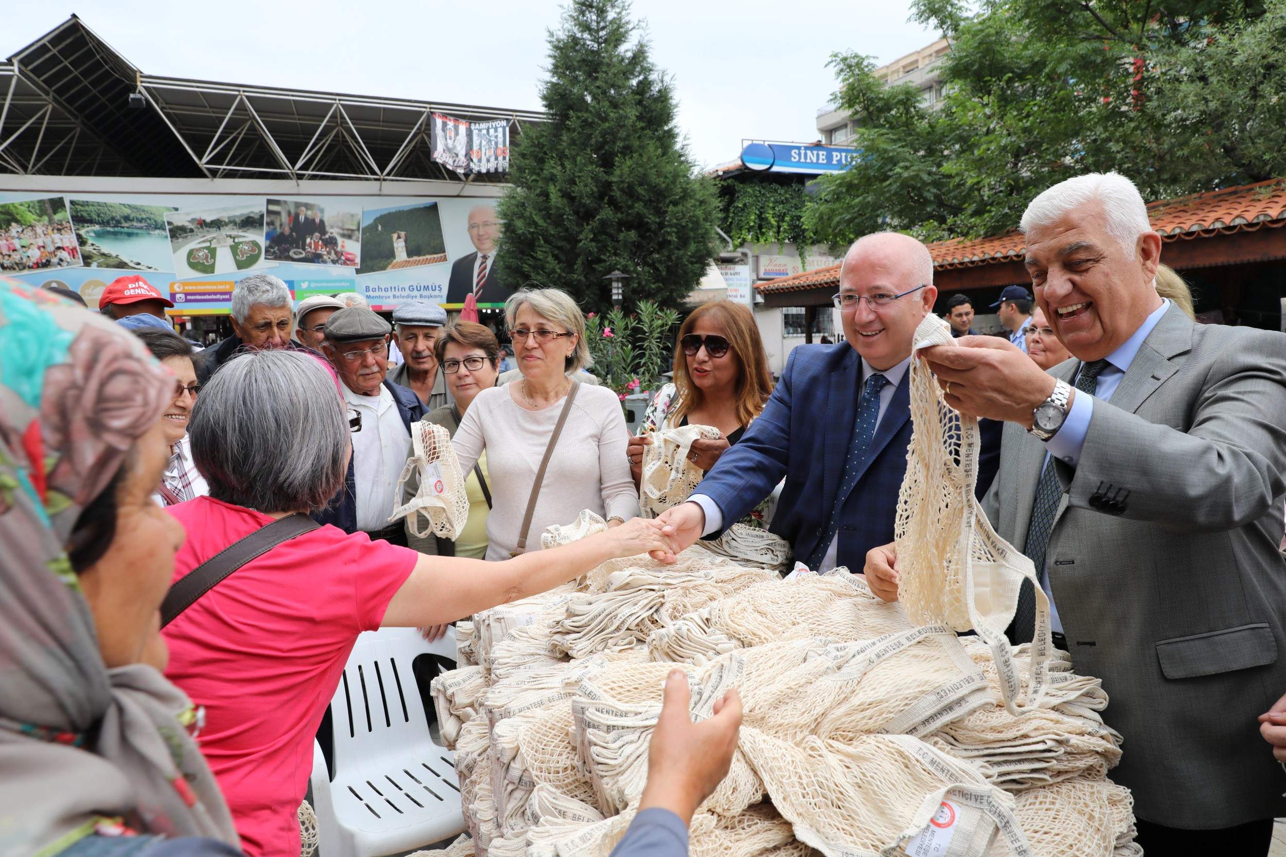 Başkanlar Vatandaşa Alışveriş Filesi Dağıttı