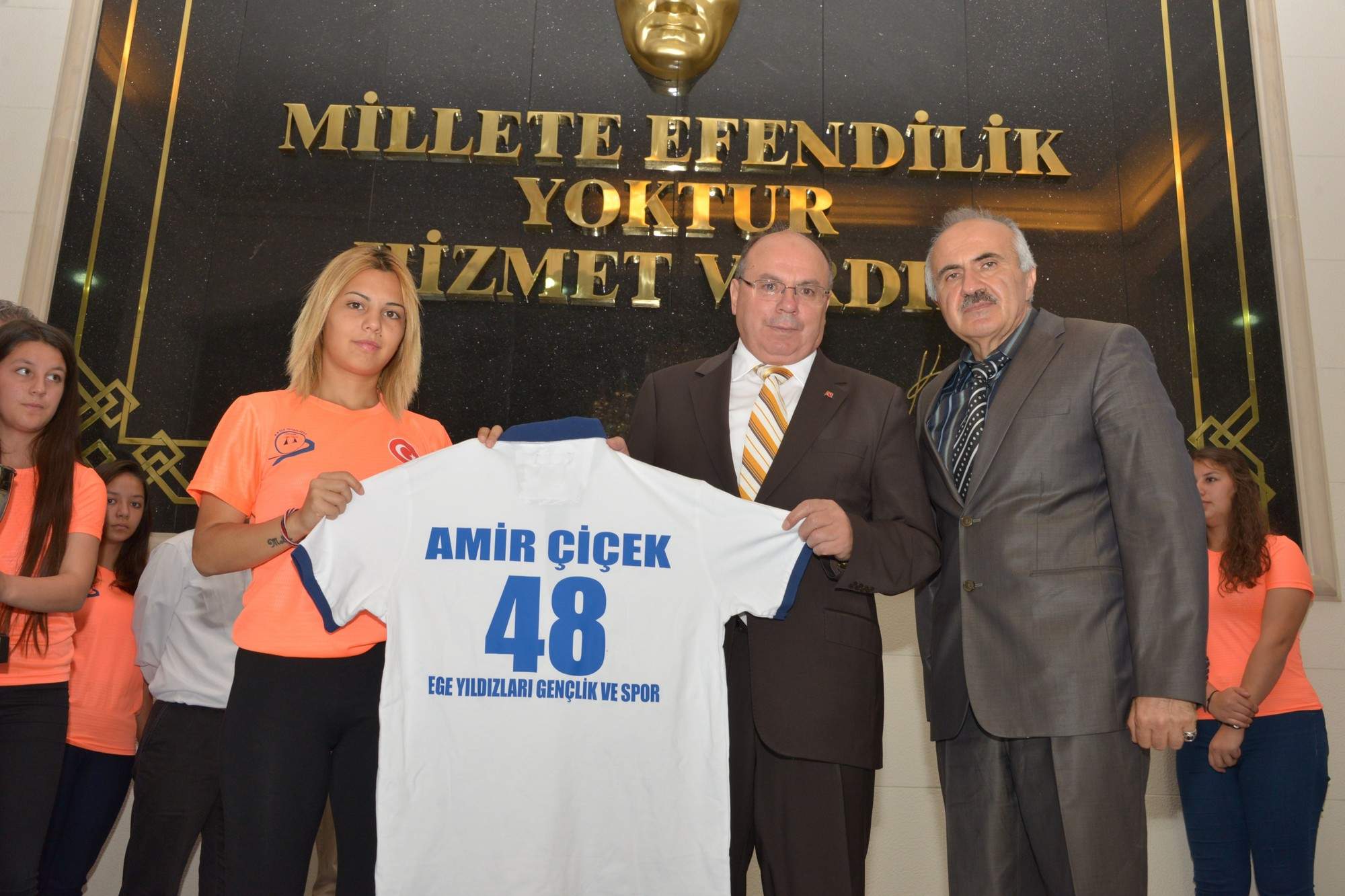 Hokey takımı sporcuları Vali Çiçek’i ziyaret etti