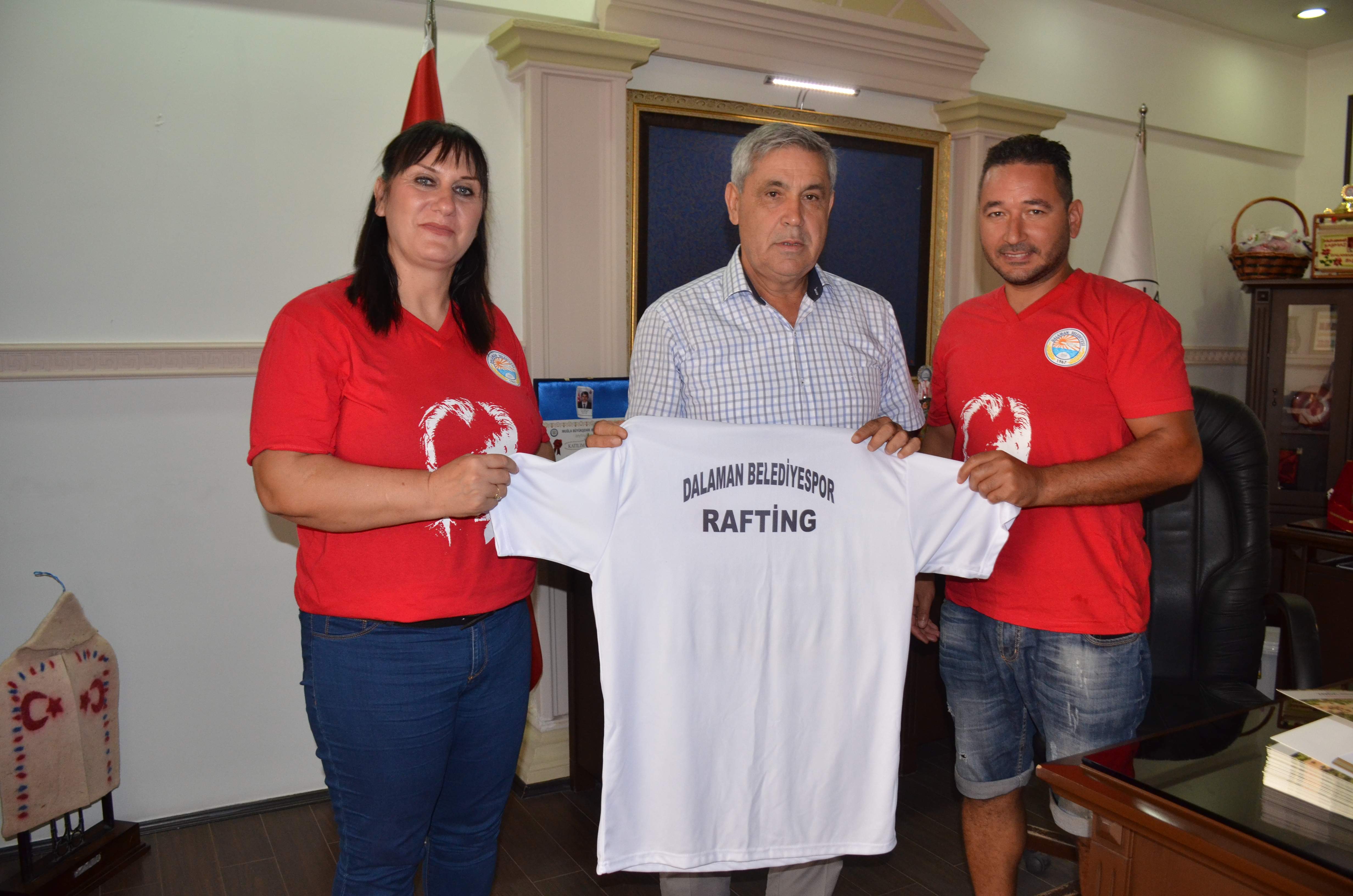 KUPALARINI BAŞKANA VERDİLER