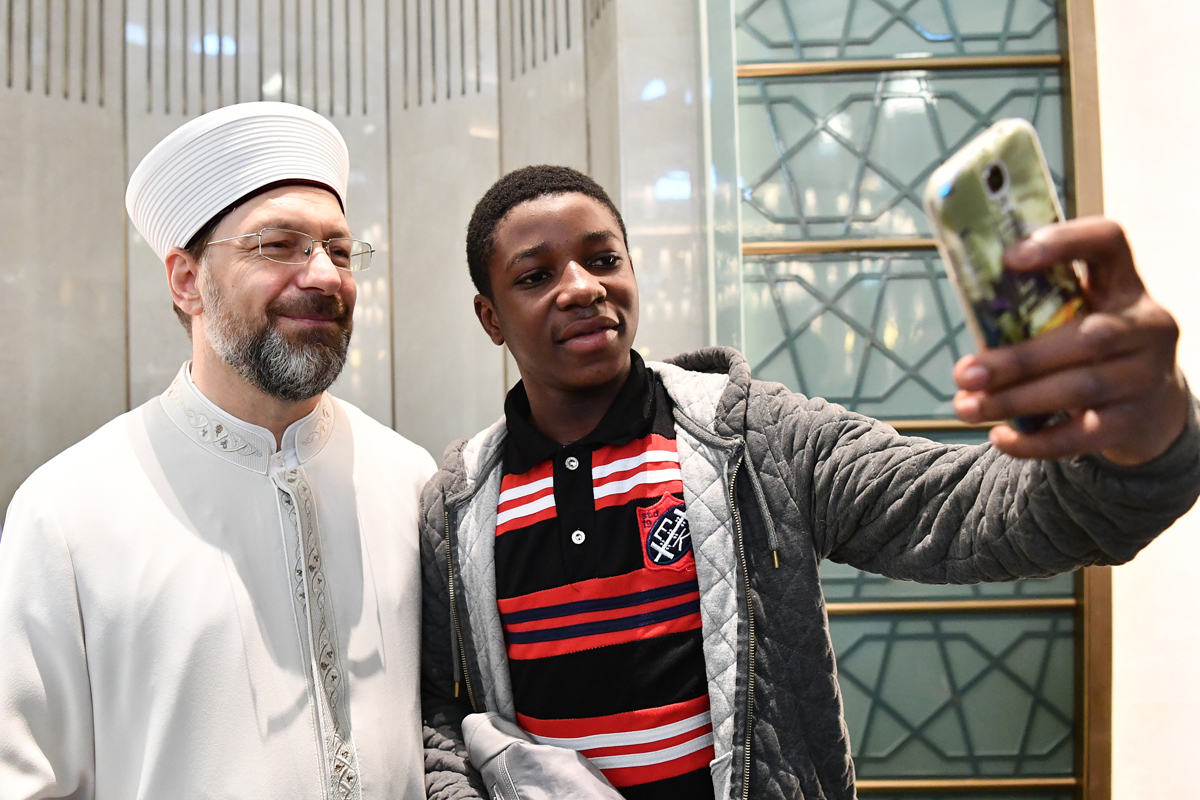 Diyanet İşleri Başkanı Erbaş, gençlerle sabah namazı kıldı