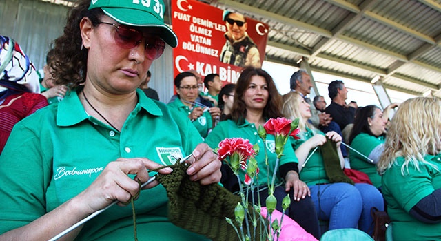 STATTA MAÇ İZLERKEN MEHMETÇİK İÇİN ÖRGÜ ÖRDÜLER