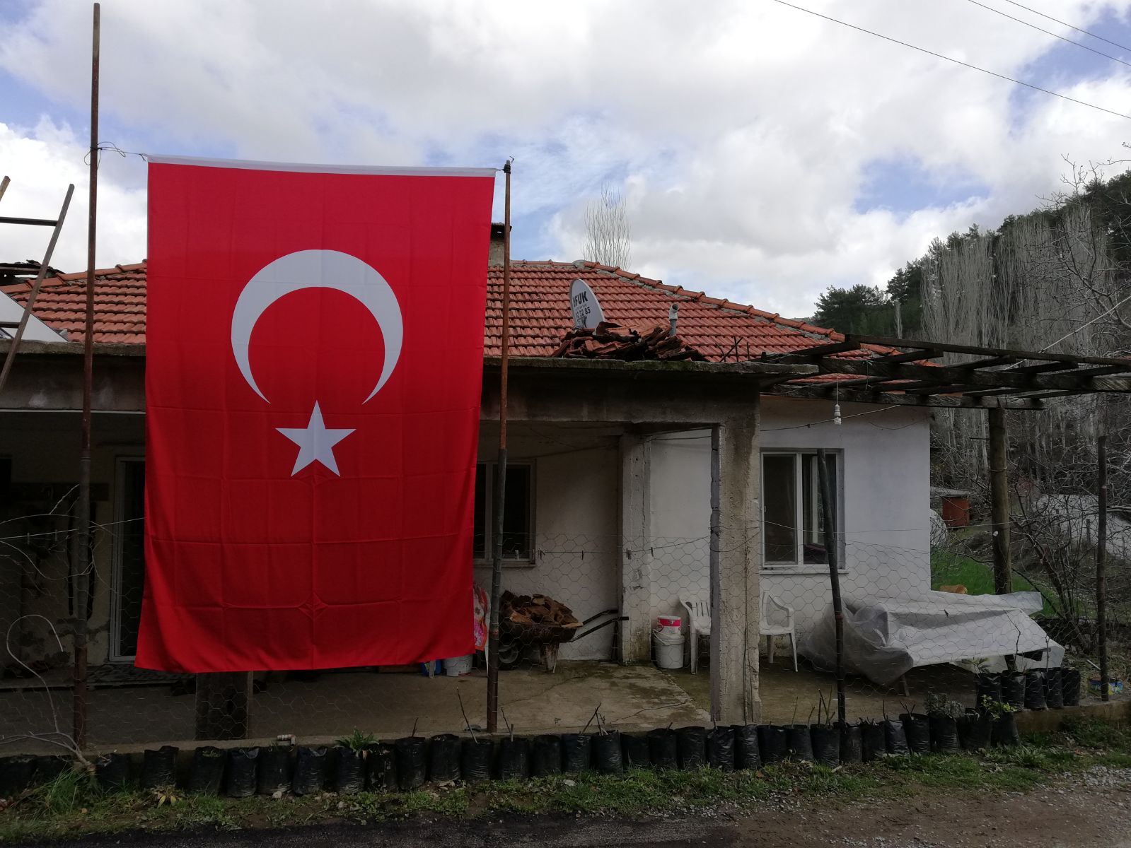 Şehit evine bayrak asıldı.