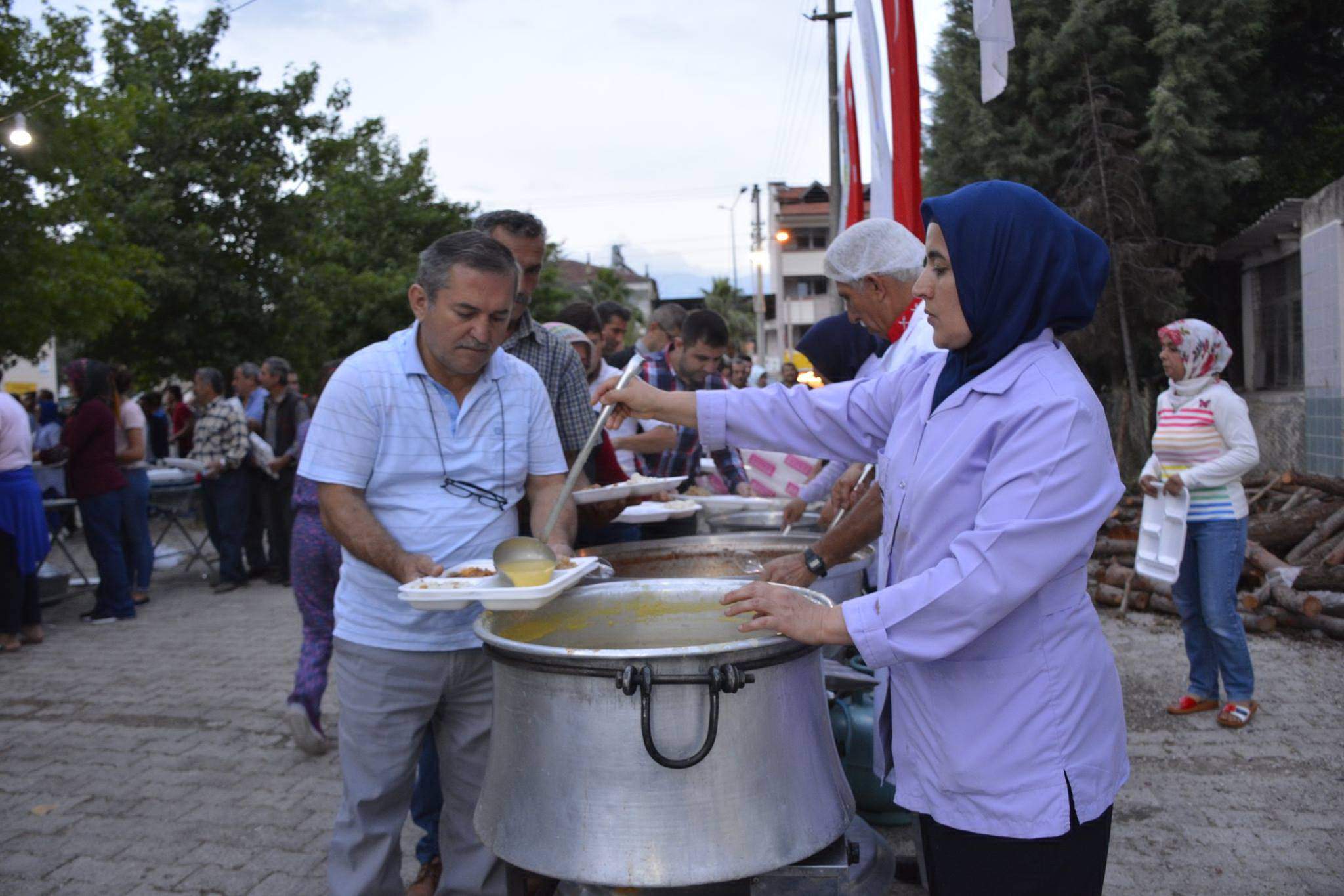 Seydikemer’de 5 Bin Kişi İftarını Birlikte Açtı Seydikemer’de 5 Bin Kişi İftarını Birlikte Açtı