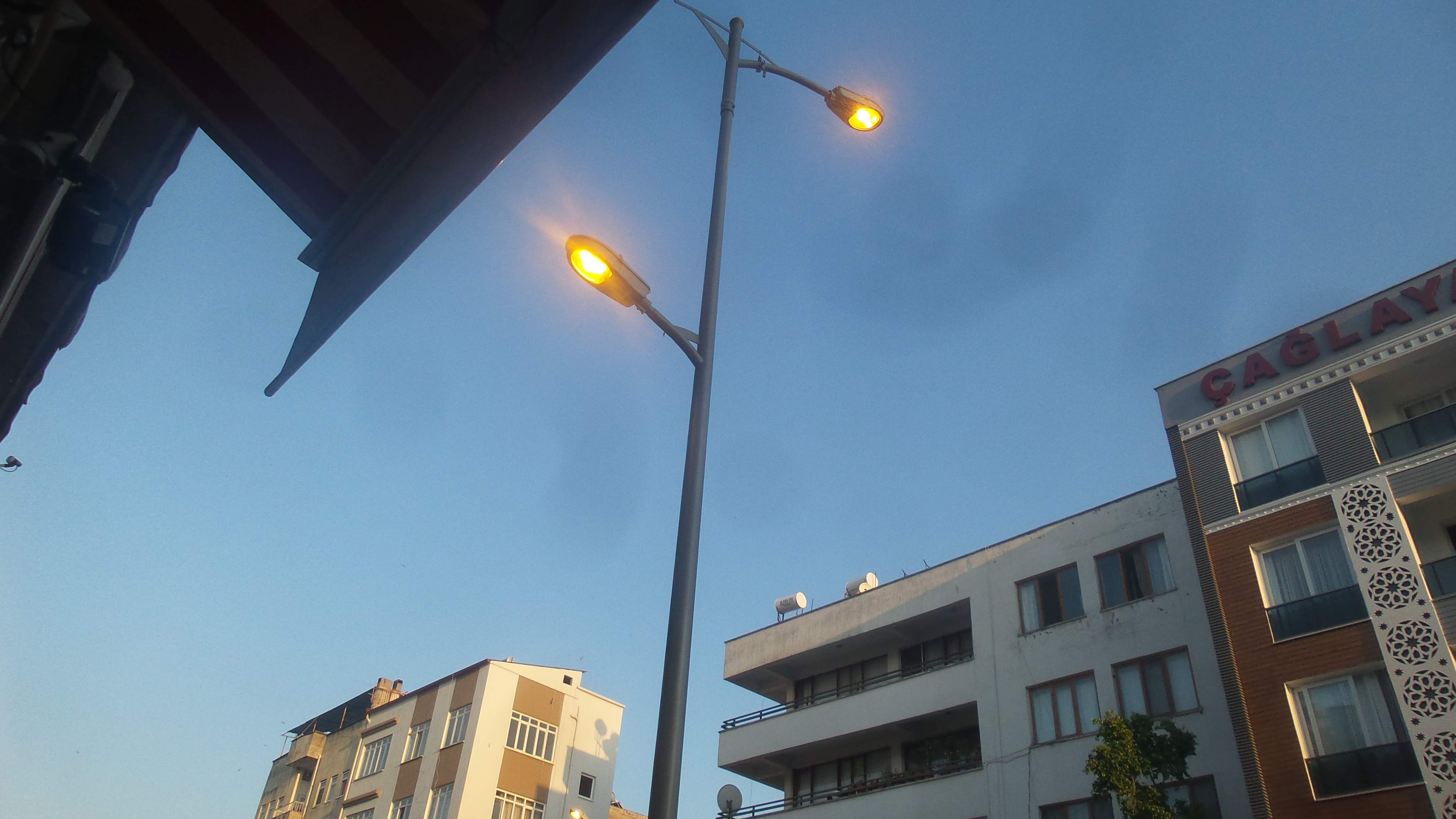 GÜNDÜZ YANAN SOKAK LAMBALARINA TEPKİ