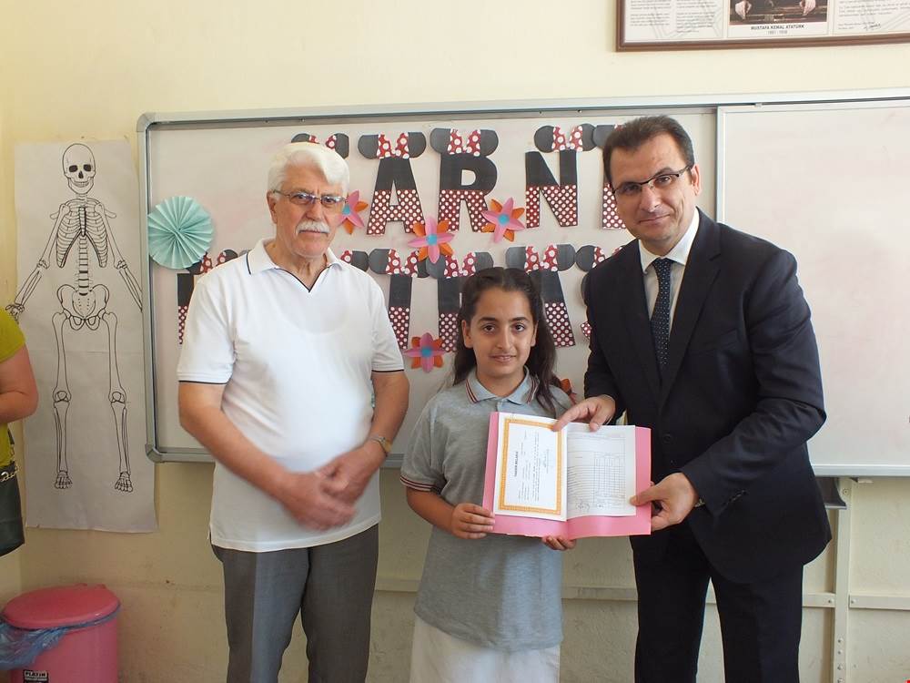 Kaymakam Ali GÜLDOĞAN, öğrencilerin karne heyecanına ortak oldu