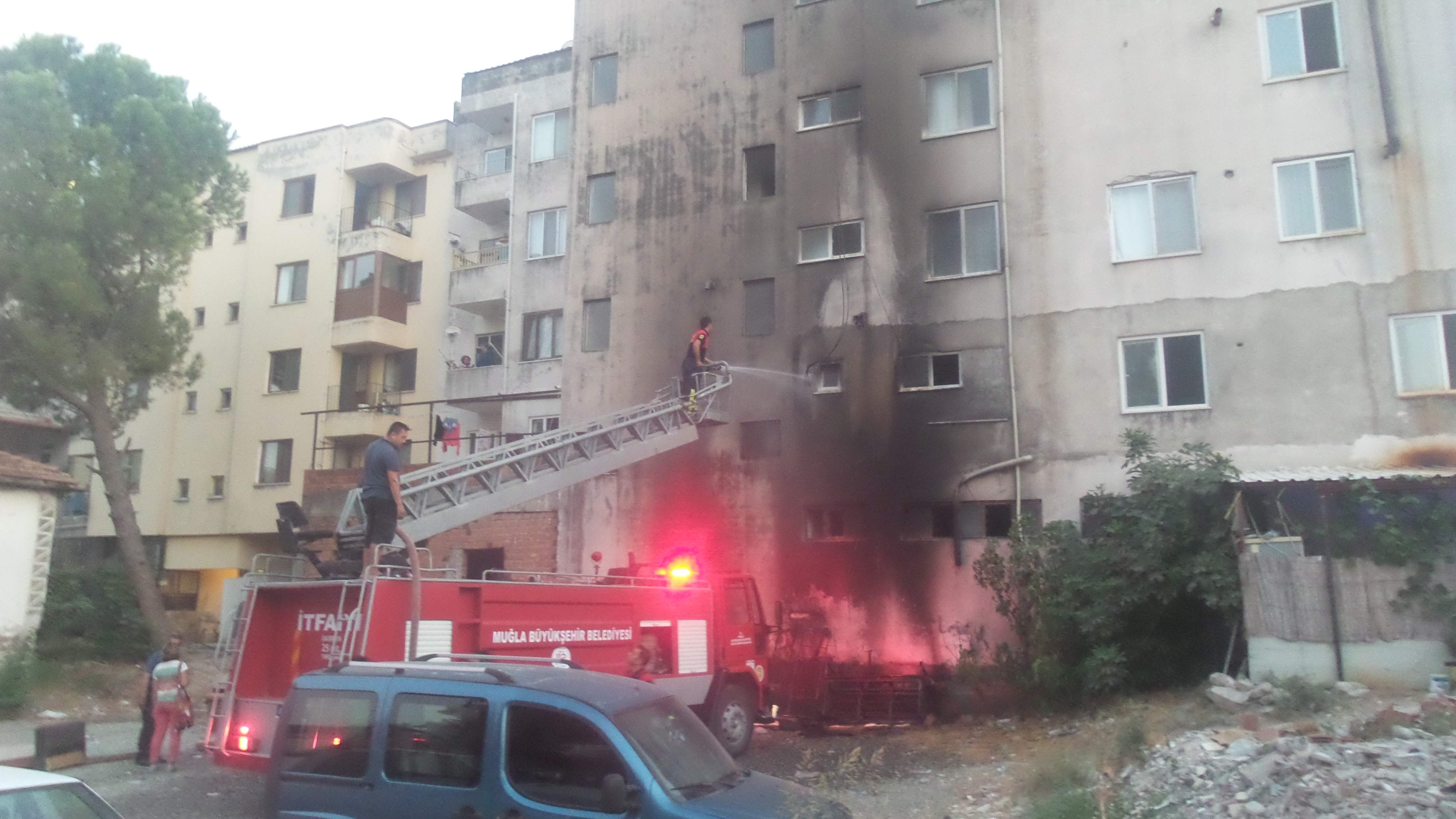 BOŞ ARSADAKİ YANGIN UCUZ ATLATILDI