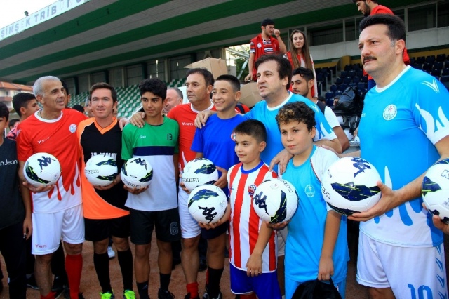 FUTBOLUN EFSANELERİ GENÇLERLE BULUŞTU