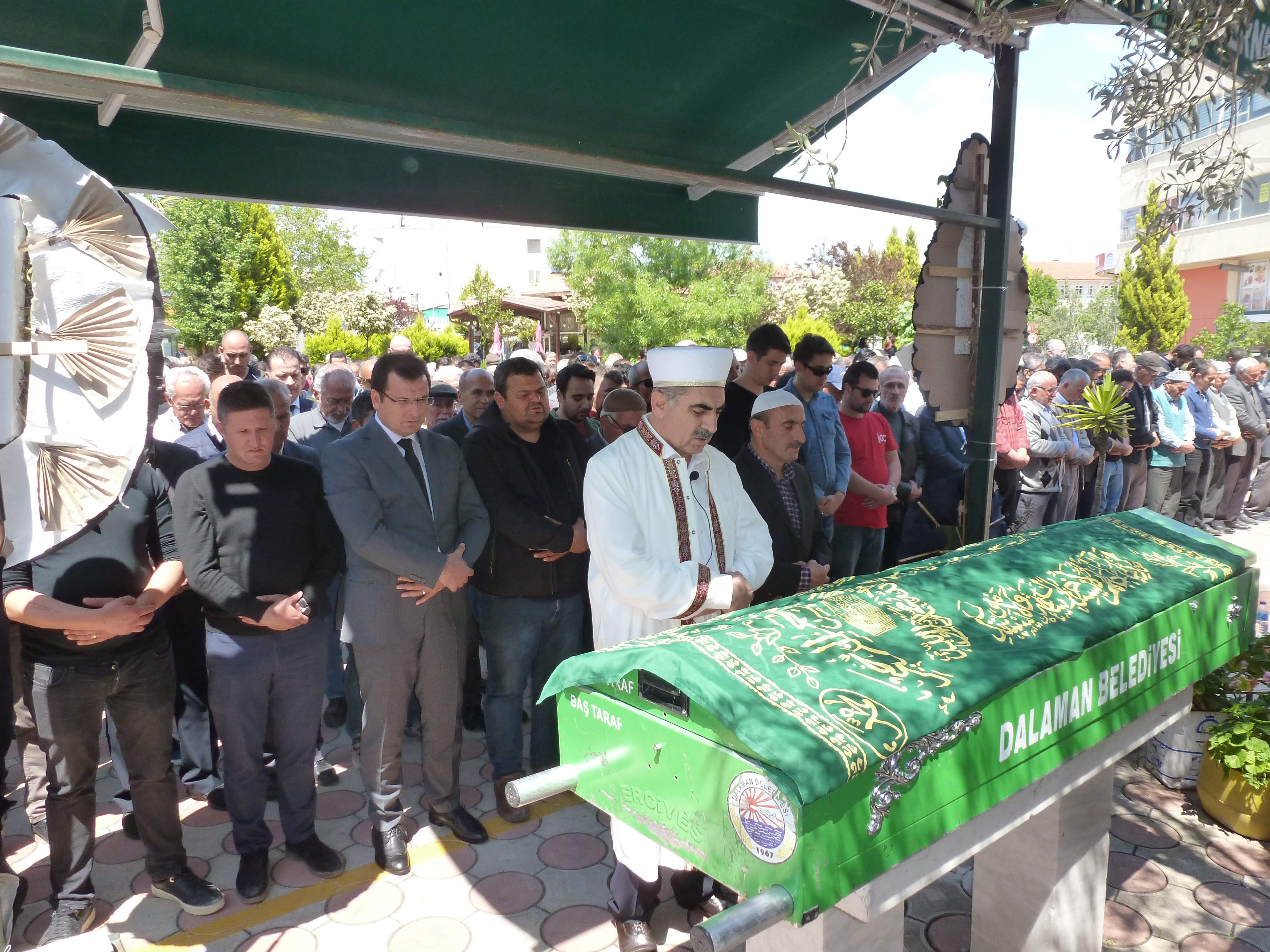 SEVİLEN İŞ ADAMININ CENAZESİ KALABALIK BİR KATILIMLA DEFNEDİLDİ.