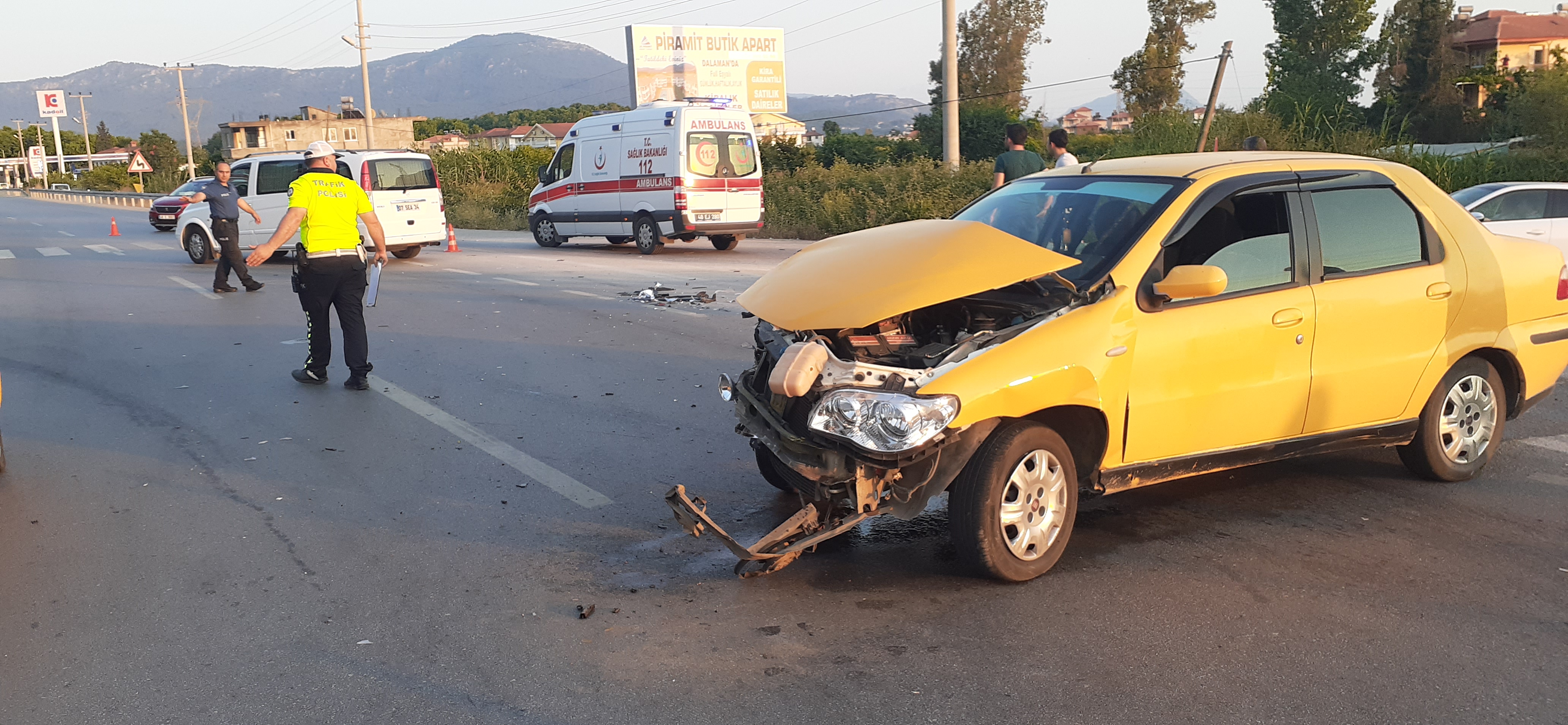 GÜNLÜKLÜKTEN FETHİYE ÇEVRE YOLUNA ÇIKIŞTA KAZA, MADDİ HASARLA SONUÇLANDI