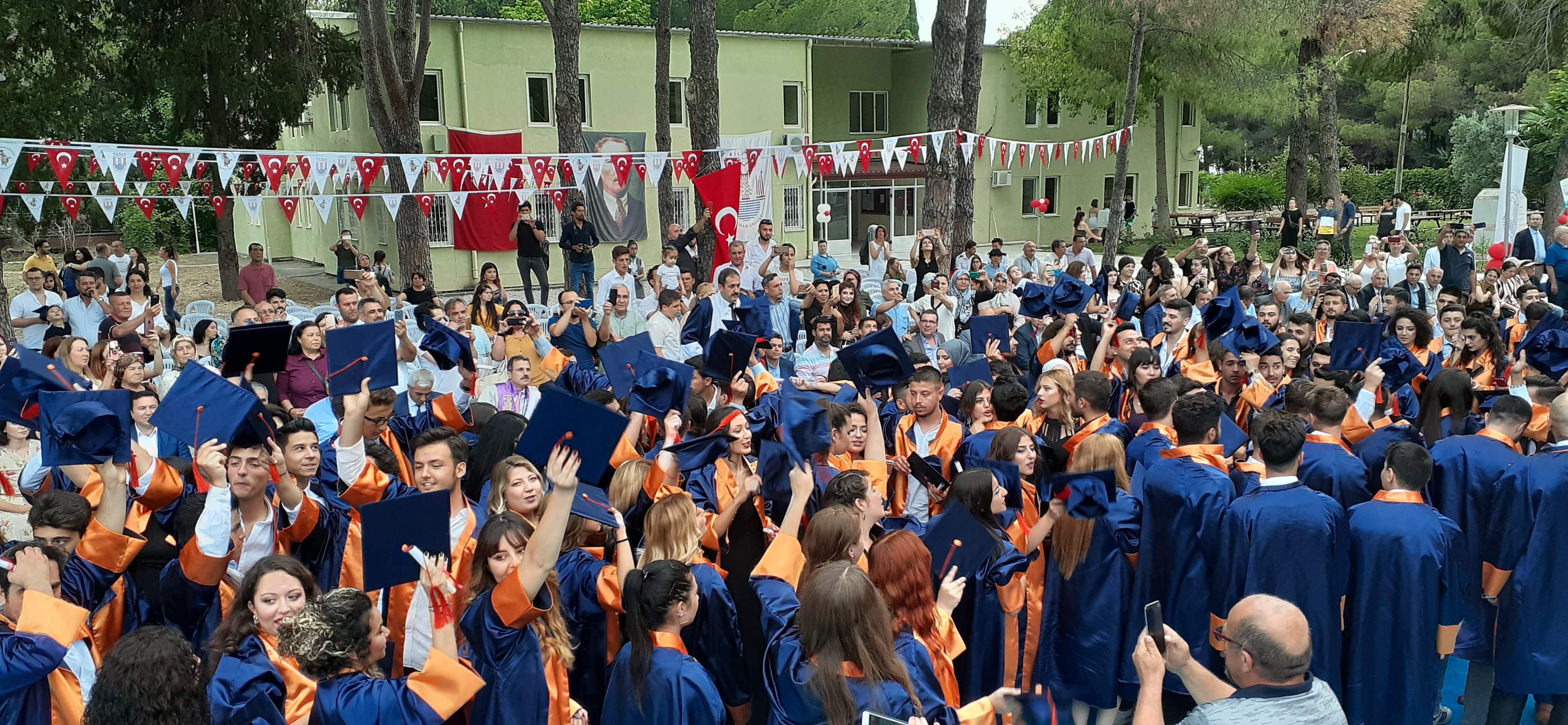 DALAMAN MESLEK YÜKSEKOKULUNDA MEZUNİYET COŞKUSU