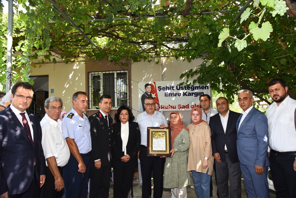 Terör saldırısında şehit olan Hava Savunma Üsteğmen Emre KARGIN’ın ailesine Şehadet Belgesi verildi.