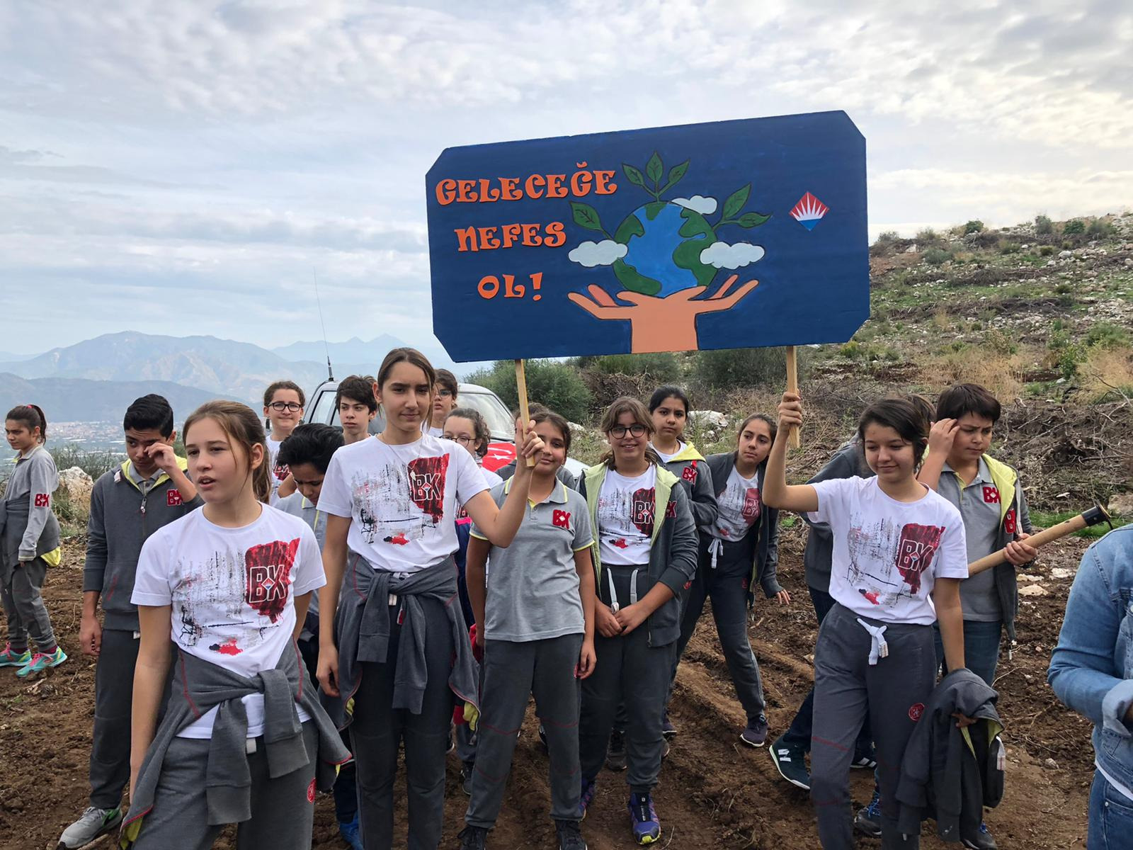 BAHÇEŞEHİR ÖĞRENCİLERİ FİDAN DİKTİ