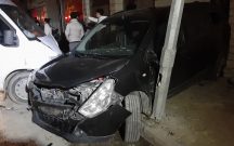 ÇARPIŞMANIN ETKİSİYLE BİNA KAPISINA DAYANDI;1 YARALI