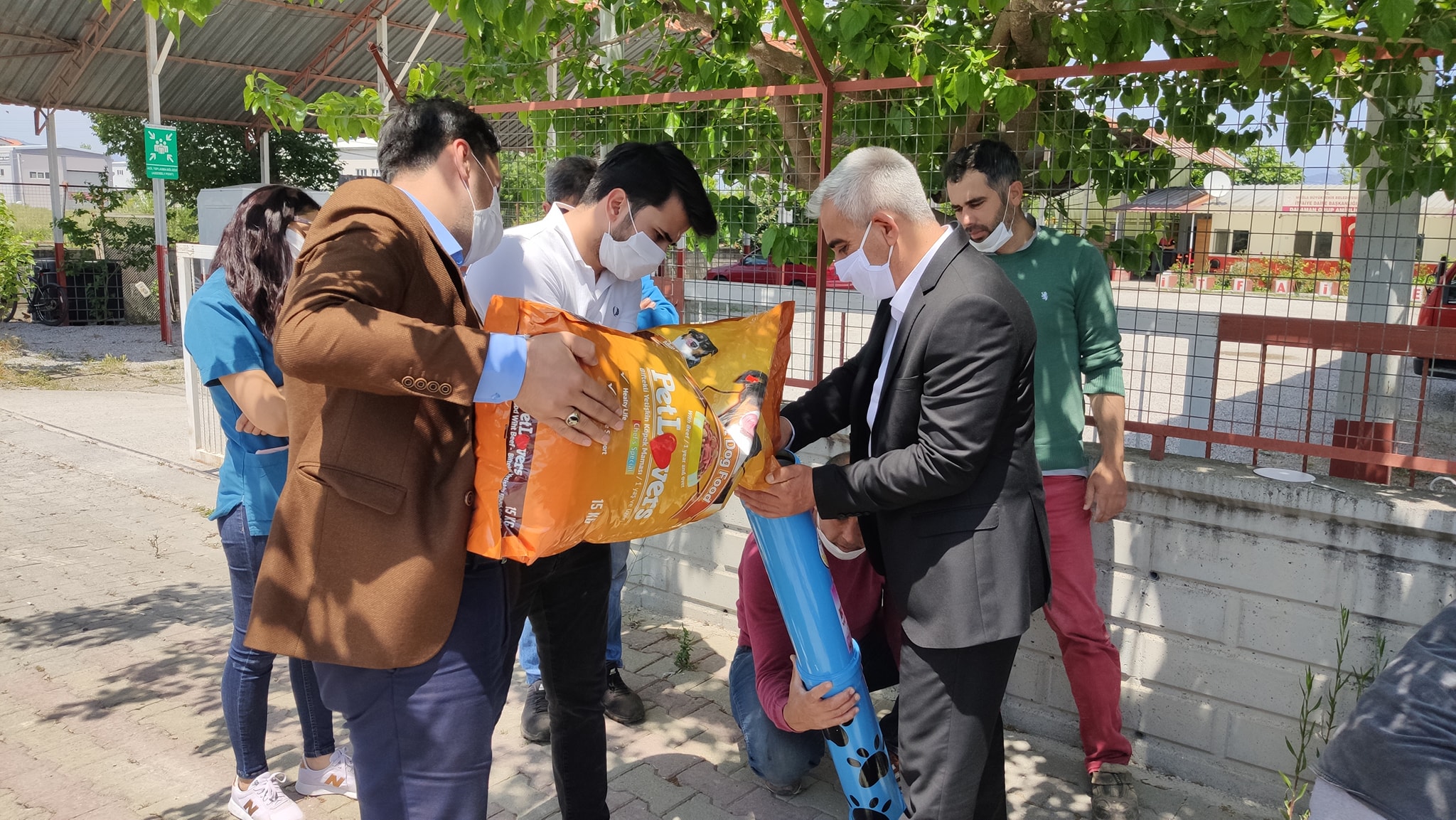 SOKAK HAYVANLARI İÇİN MAMAMATİKLER YERLEŞTİRİLDİ