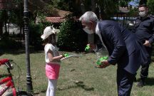 SOKAKLAR 23 NİSAN GİBİ, ÇOCUKLARA UÇURTMA,BALON VE KİTAP DAĞITTILAR