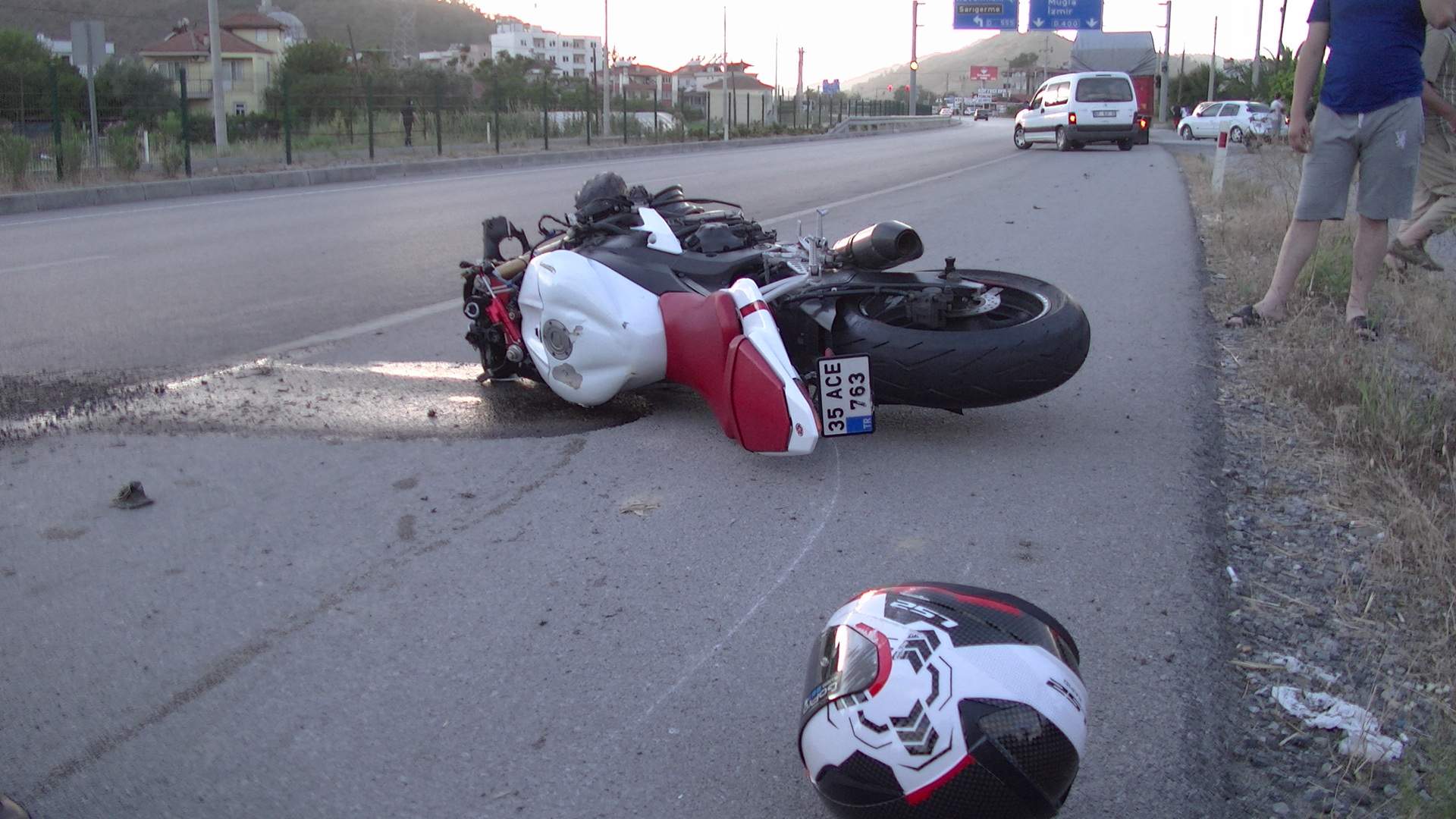 ÇEVRE YOLUNDA MOTORSİKLETLER ÇARPIŞTI: 1 ÖLÜ