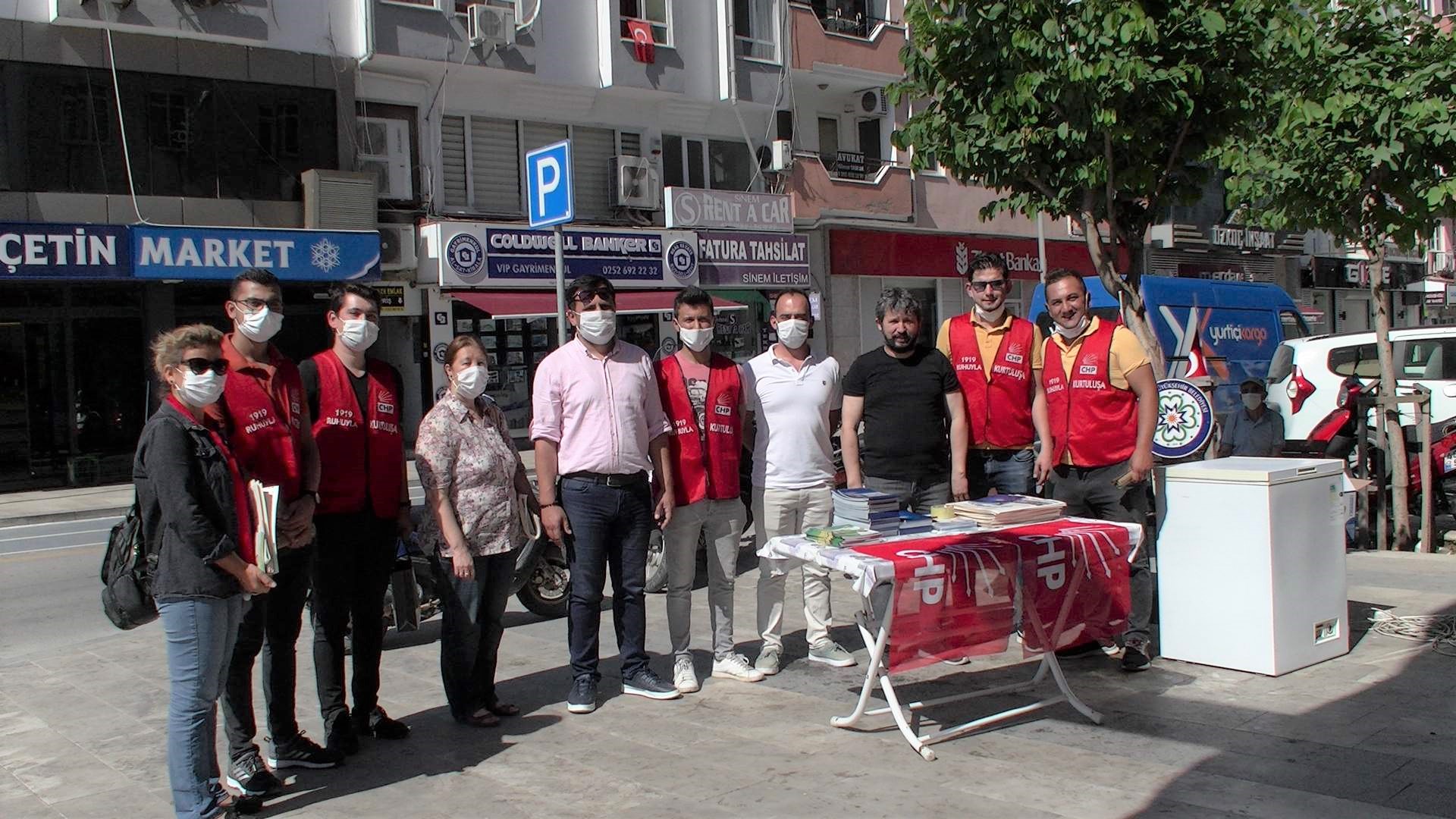 DALAMAN CHP GENÇLİK KOLLARINDAN ÇOCUKLARA DONDURMA İKRAMI