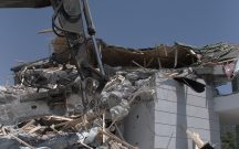 “TEPEDEKİ EV” YIKILDI.SEYHAN “BİR VATANDAŞIN SUÇU VARSA CEZALANDIRILIR, ZULÜM EDİLEMEZ”