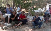 ESKİ CHP İLÇE BAŞKANI SEYFİ TOGO MEZARI BAŞINDA DUALARLA ANILDI.DUALARDA DA ATATÜRK VURGUSU YAPILDI.