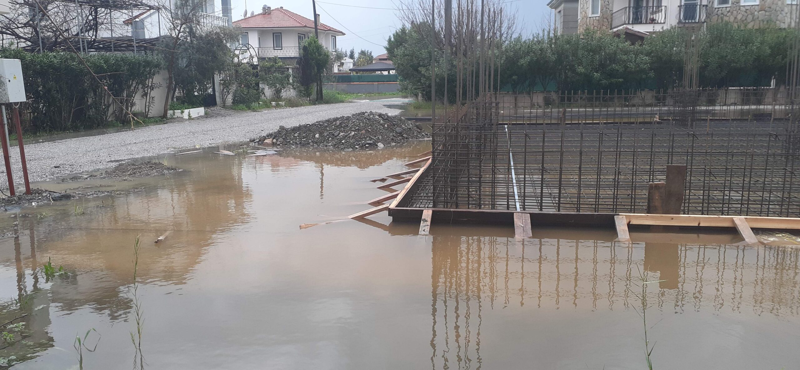 DALAMAN “SULAR SELLER”. 4 GÜNDÜR ARALIKSIZ YAĞAN YAĞMUR GÜNLÜK HAYATI VE YOLLARI OLUMSUZ ETKİLEDİ.